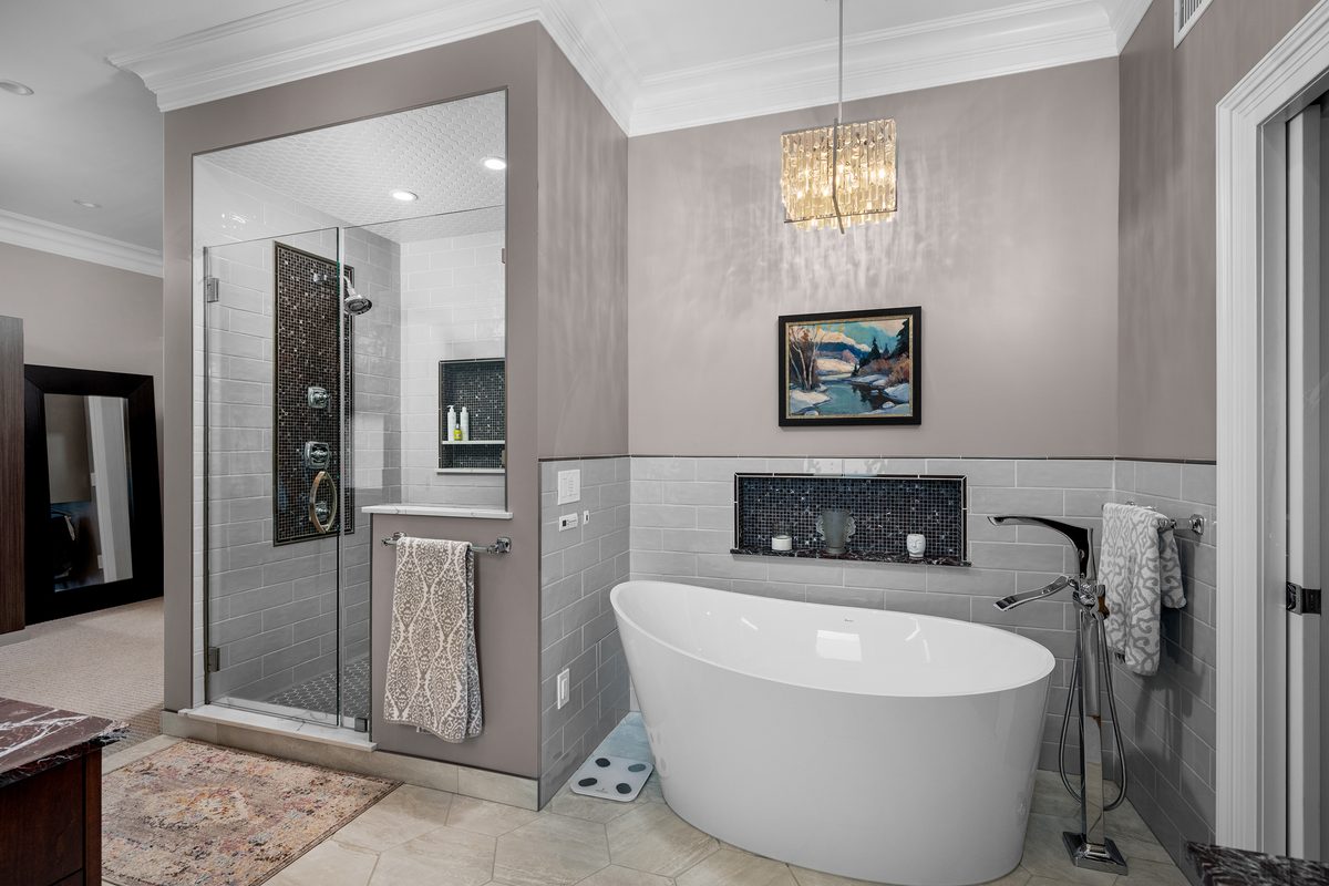 Rental photography, bath with freestanding tub