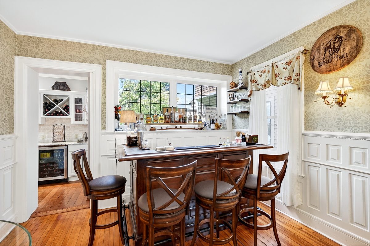 Rental photography, kitchen bar and breakfast nook