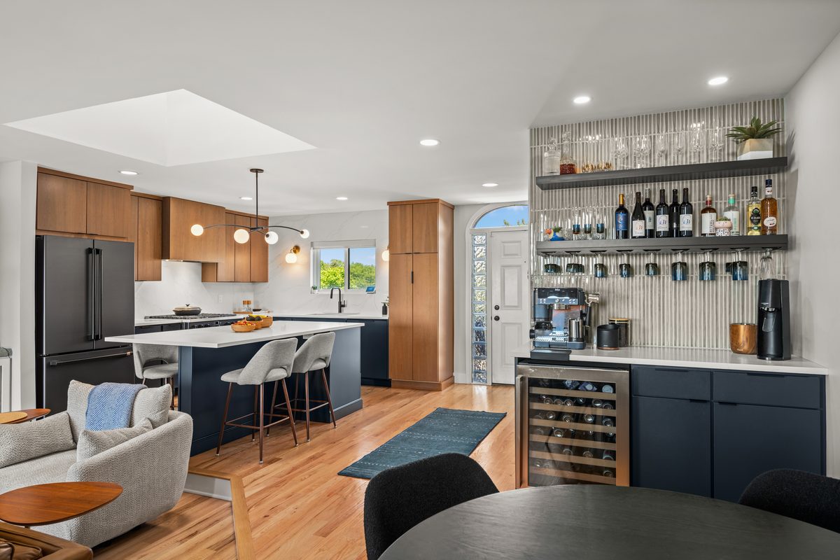 Rental photography, kitchen and bar lounge at the lakefront