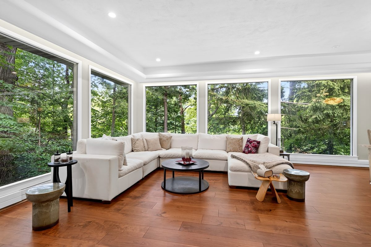 Rental photography, living room with white sectional